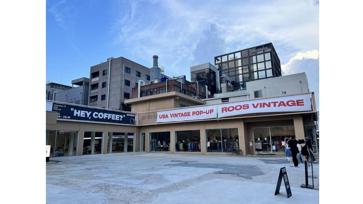 课件第24页：XYZ Seoul 的建筑与前场，便于对照后续品牌改造。