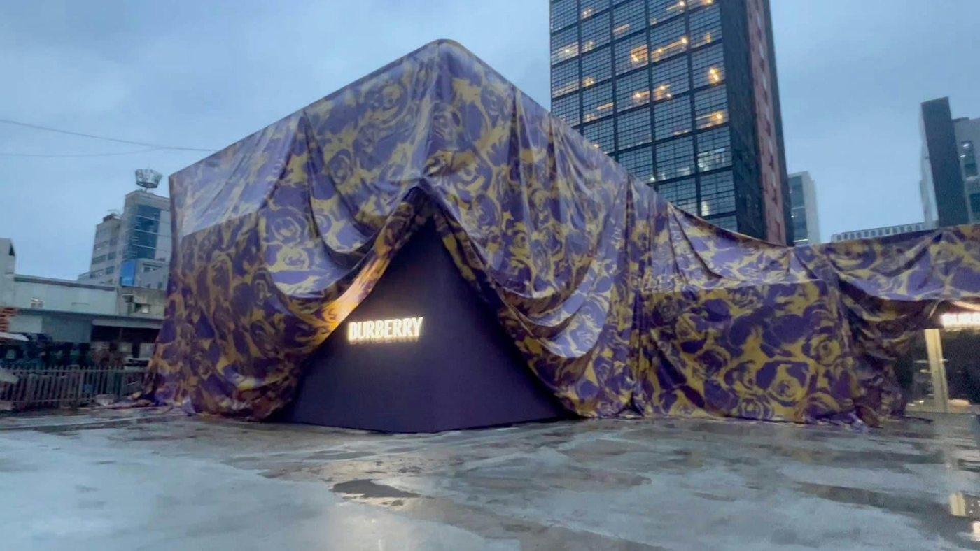 Burberry以紫色玫瑰覆盖圣水建筑外观